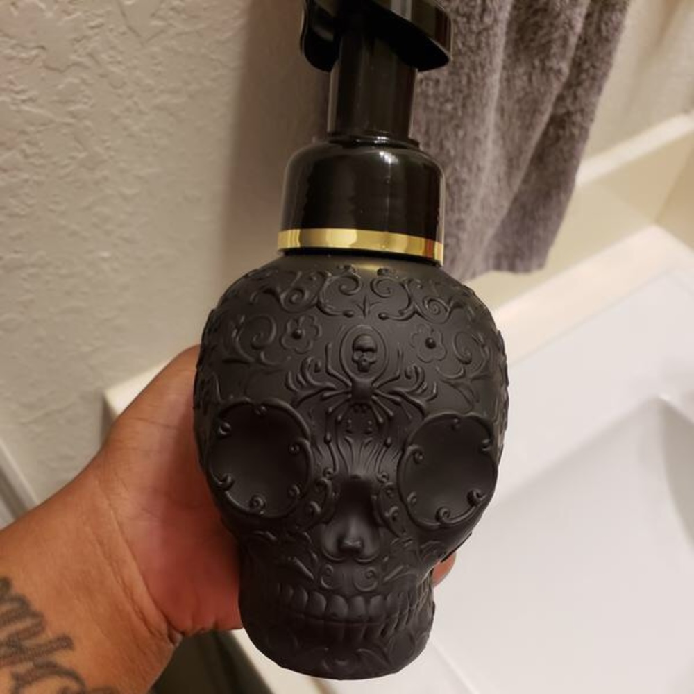 🎃 2 Vampire Blood
Gentle & Clean Foaming Hand Soaps - Picture 4 of 8